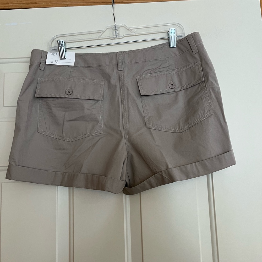 New women’s Loft Outlet tan cotton cuffed cargo shorts. Everyday casual. Size 12 - Picture 2 of 13